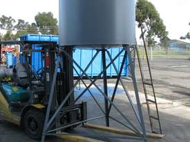 Diesel Fuel Holding Storage Tank - 2000L - picture0' - Click to enlarge