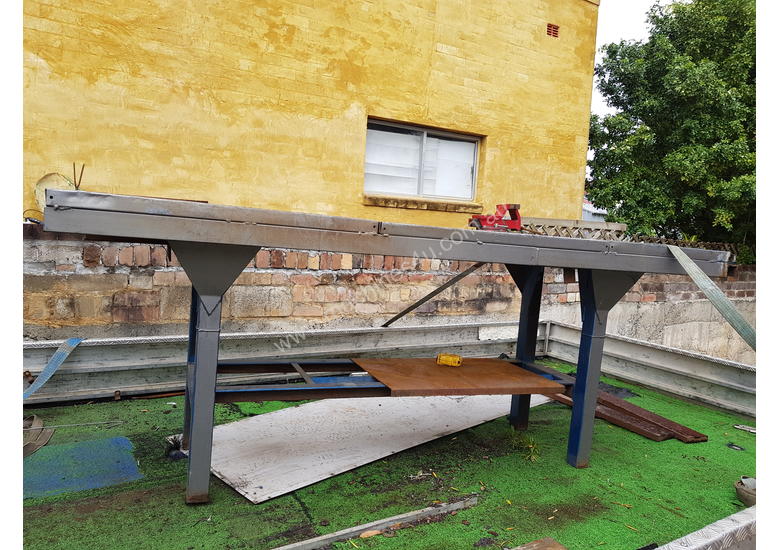 caption Welding bench with swivle vice