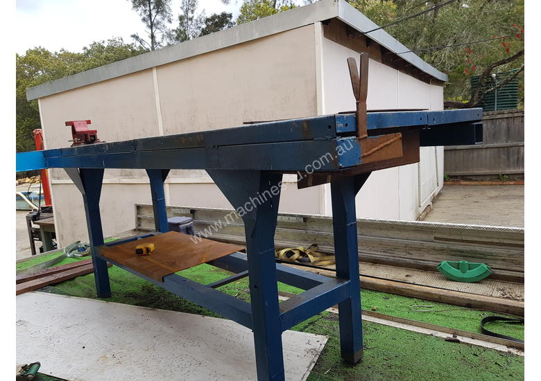 caption Welding bench with swivle vice