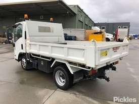 2011 Isuzu NLR 200 Short - picture2' - Click to enlarge
