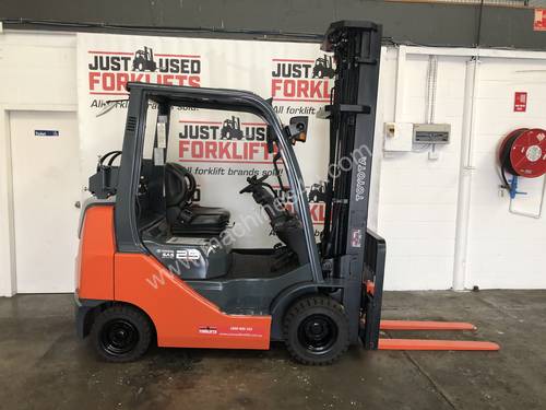 TOYOTA 32-8FGK25 30569 COMPACT DELUXE DUAL FUEL LPG / PETROL FORKLIFT 3 STAGE 6 METER