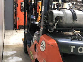 Toyota 32-8FG25 LPG / Petrol Counterbalance Forklift - picture2' - Click to enlarge