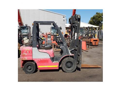 Nissan 2500kg LPG Forklift with 3700mm Two Stage Mast