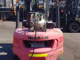 Nissan 2500kg LPG Forklift with 3700mm Two Stage Mast - picture1' - Click to enlarge
