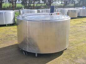 1,900lt STAINLESS STEEL TANK, MILK VAT - picture2' - Click to enlarge
