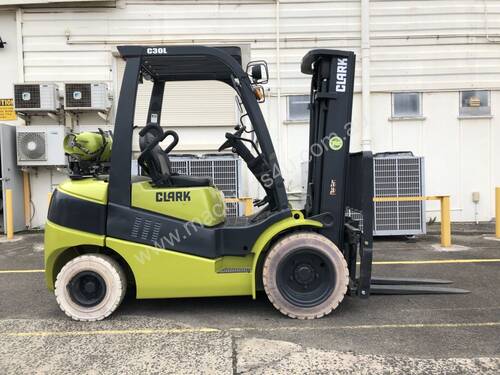 Container Access + Non Marking Tyre 3.0t LPG Forklift - Hire
