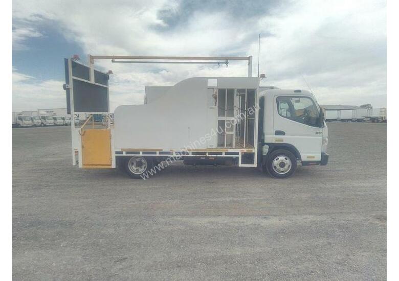 caption Mitsubishi Canter