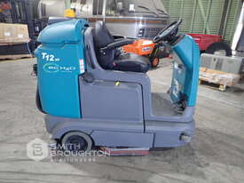 TENNANT T12XP FLOOR SCRUBBER - picture0' - Click to enlarge