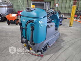 TENNANT T12XP FLOOR SCRUBBER - picture0' - Click to enlarge