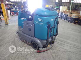 TENNANT T12XP FLOOR SCRUBBER - picture2' - Click to enlarge