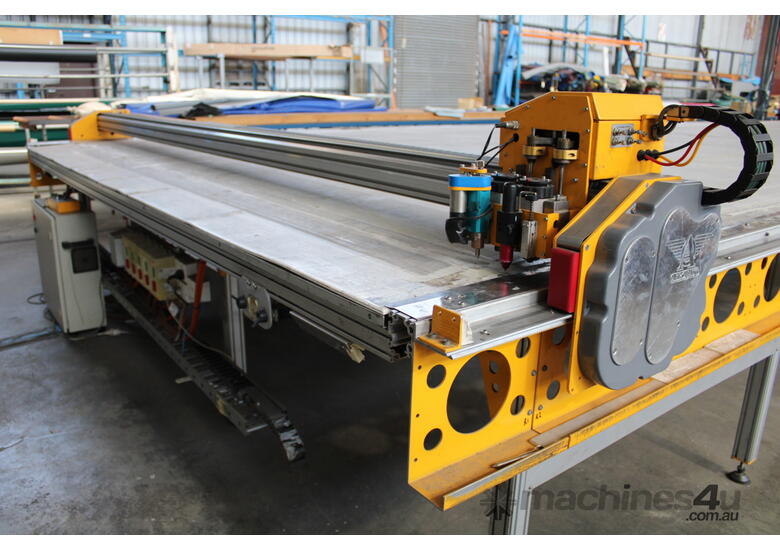 Used maxis CNC AERONAUT MAXIS PLOTTER CUTTER WITH VACUUM HOLD DOWN