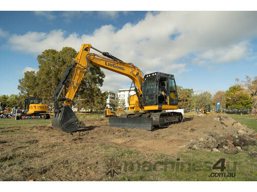 Excavator 17T - Cummins Engine + Compact Radius Excavator with Short Tail Swing!