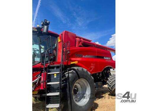 CASE IH 7140 COMBINE HARVESTER