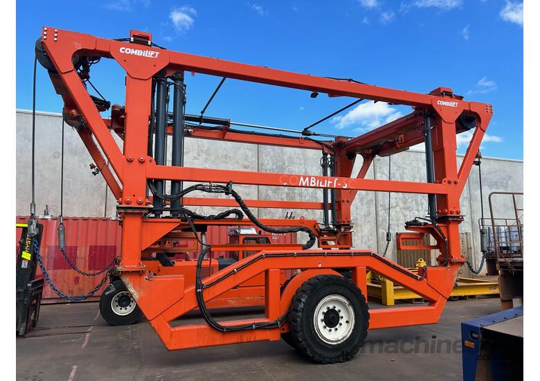 caption Straddle Carrier: Combilift SC3T, 2018 Model