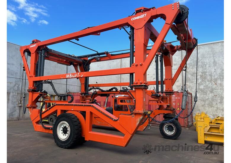 caption Straddle Carrier: Combilift SC3T, 2018 Model