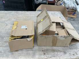 1x Box of Round Flush Pull Lids / 1x Box of Spring Locks - picture2' - Click to enlarge