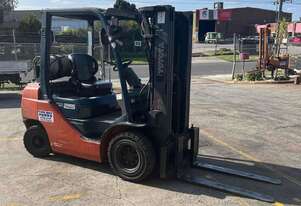 Toyota 2.5 Tonne Container mast forklift