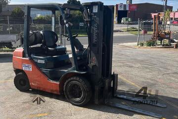 Toyota 2.5 Tonne Container mast forklift