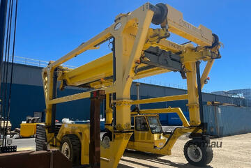 Straddle Carrier: Combilift SC3 Wheels, 35Ton, 2014 Model