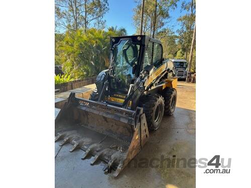 2022 NEW HOLLAND L320 SKID STEER NEAR NEW