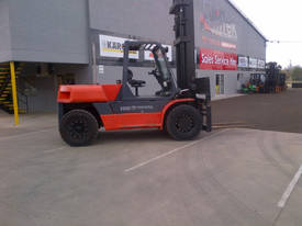 10 ton TOYOTA FORKLIFT WITH THE LOT  - picture1' - Click to enlarge
