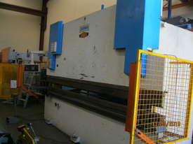 Durma 4 metre x 200 ton Hydraulic Pressbrake - picture0' - Click to enlarge
