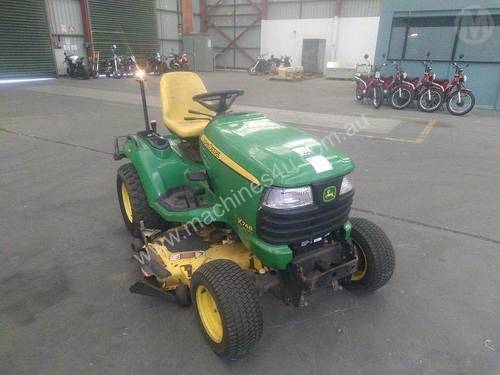 John Deere X748