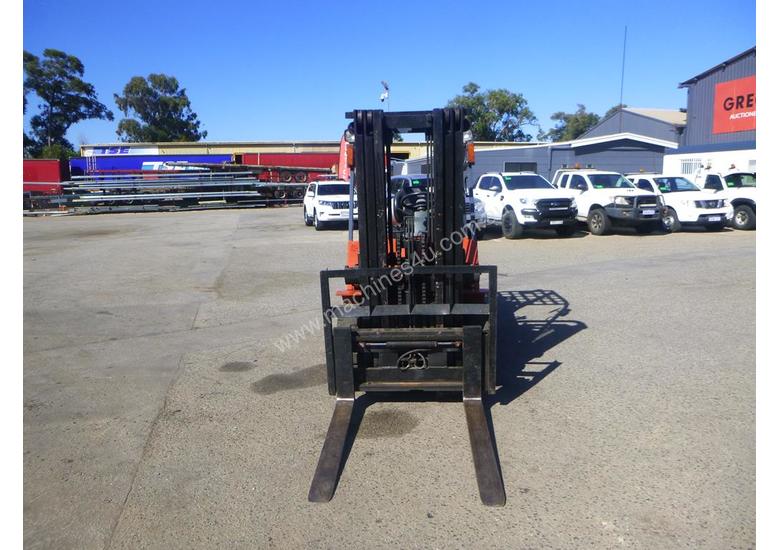caption Circa 2006 Dalian CPQD25FA Container Mast 2.5 Tonne LPG Forklift