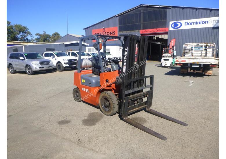caption Circa 2006 Dalian CPQD25FA Container Mast 2.5 Tonne LPG Forklift