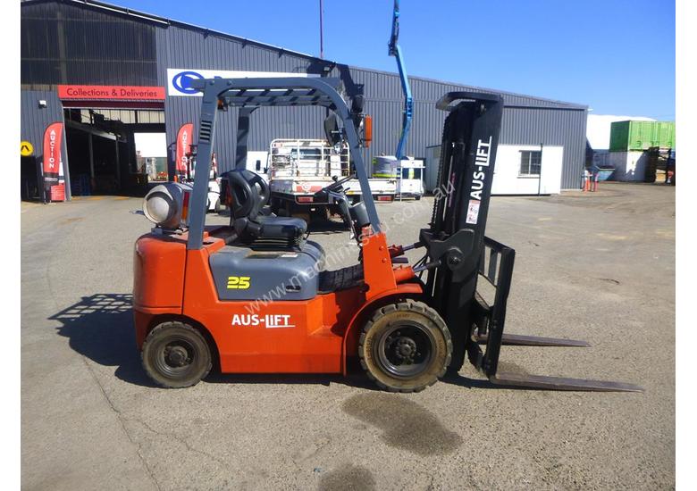 caption Circa 2006 Dalian CPQD25FA Container Mast 2.5 Tonne LPG Forklift