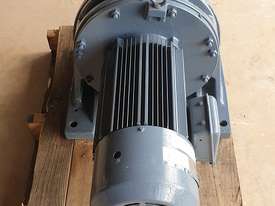 5.5 KW Sumitomo Cyclo Gear motor reduction drive with brake. Ratio : 71:1 RPM : 20 Model : HMO - 218 - picture1' - Click to enlarge