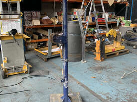Acrow hoist on wheels minimum height 180cm maximum height 285cm - picture0' - Click to enlarge