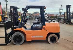ACTIVE FORKLIFTS - Toyota 4.5 Ton 3m Container Mast Forklift 1.6m wide carriage Side shift & fork po