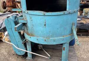 Richards of Leicester Muller Mixer with discharge conveyor and screen