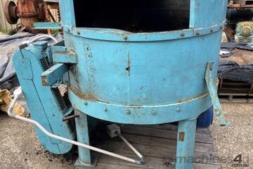 Richards of Leicester Muller Mixer with discharge conveyor and screen