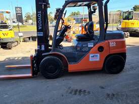 TOYOTA 4Ton Deisel Forklift - picture0' - Click to enlarge