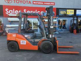 TOYOTA 4Ton Deisel Forklift - picture1' - Click to enlarge