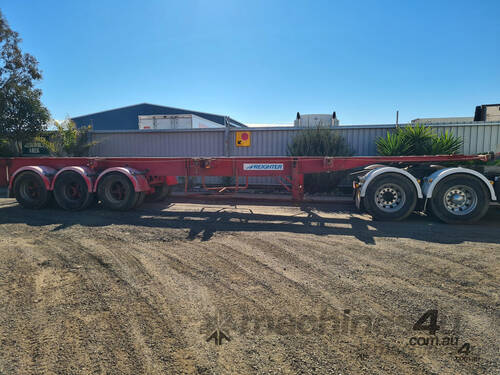 Freighter 40' triaxle skel trailer