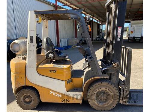 TCM FG25T6 - 2.5T Dual Fuel Forklift Low Hours Fork-Positioning