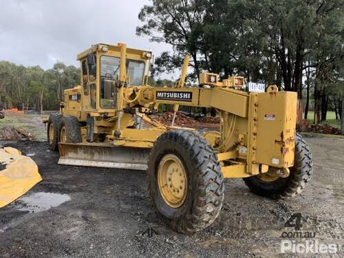 2004 Mitsubishi MG460 Grader