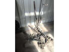 QTY OF 5 X FLOOR JACKS - picture0' - Click to enlarge