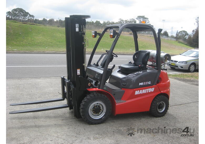 Manitou 2.5T Counterbalance LPG Forklift | Container Entry | Side Shift
