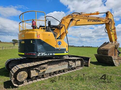 caption 2017 HYUNDAI R235LCR-9 EXCAVATOR WITH 2 X BUCKETS