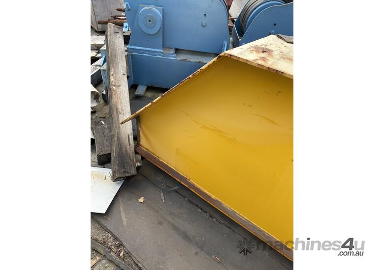 caption LOT #11 Eilbeck box section crane rail