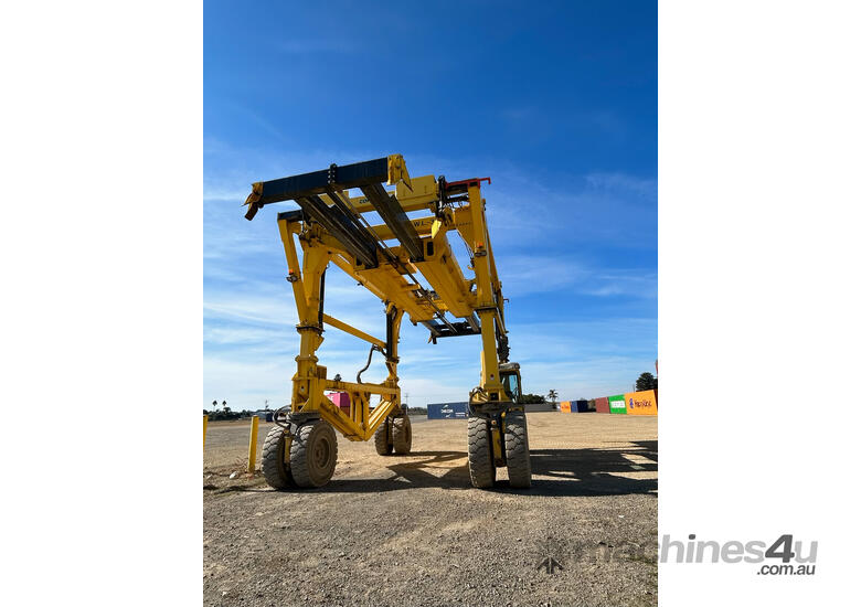 Straddle Carrier: Combilift SC  4Wheels, 35Ton, 2020 Model