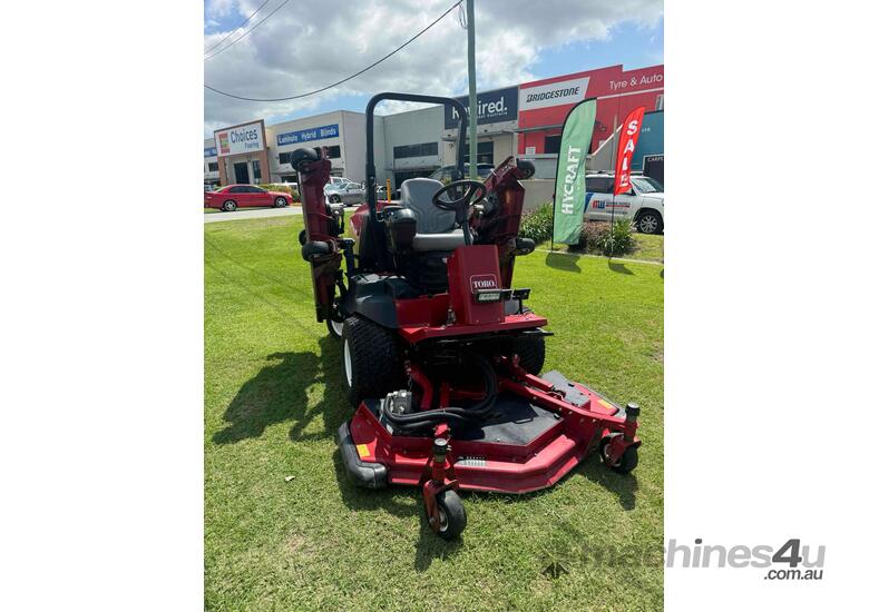 Toro Groundsmaster 4000: Large-Area Mower!