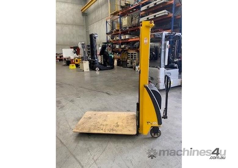 caption Walkie stacker Electric lifting platform