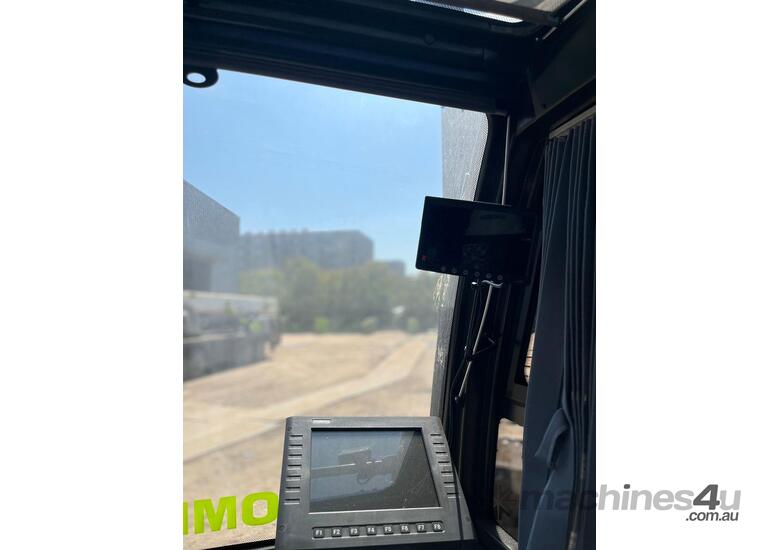 caption 2025 Zoomlion ZCC2000V 200Ton Crawler Crane
