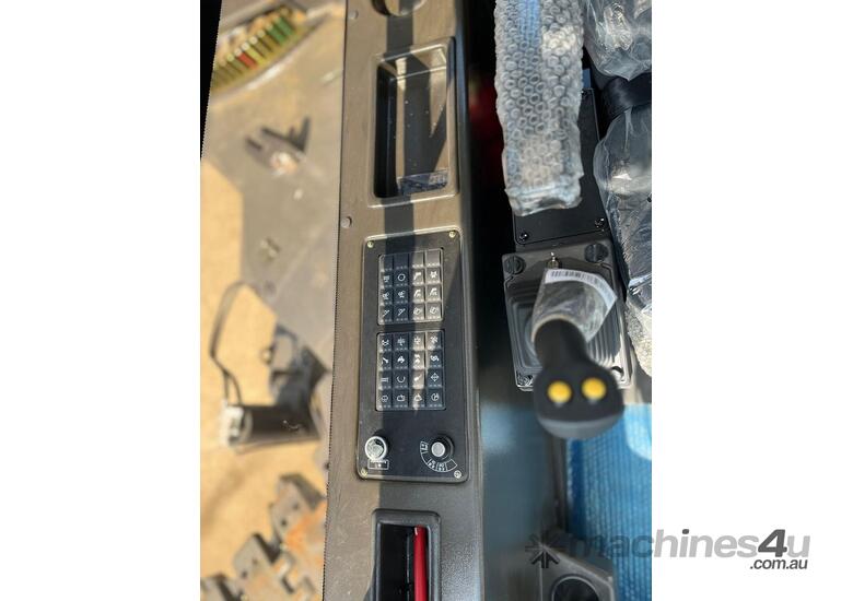 caption 2025 Zoomlion ZCC2000V 200Ton Crawler Crane