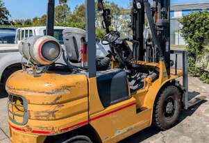 Caterpillar 2.5T Forklift LPG 4750mm Triplex Container Mast